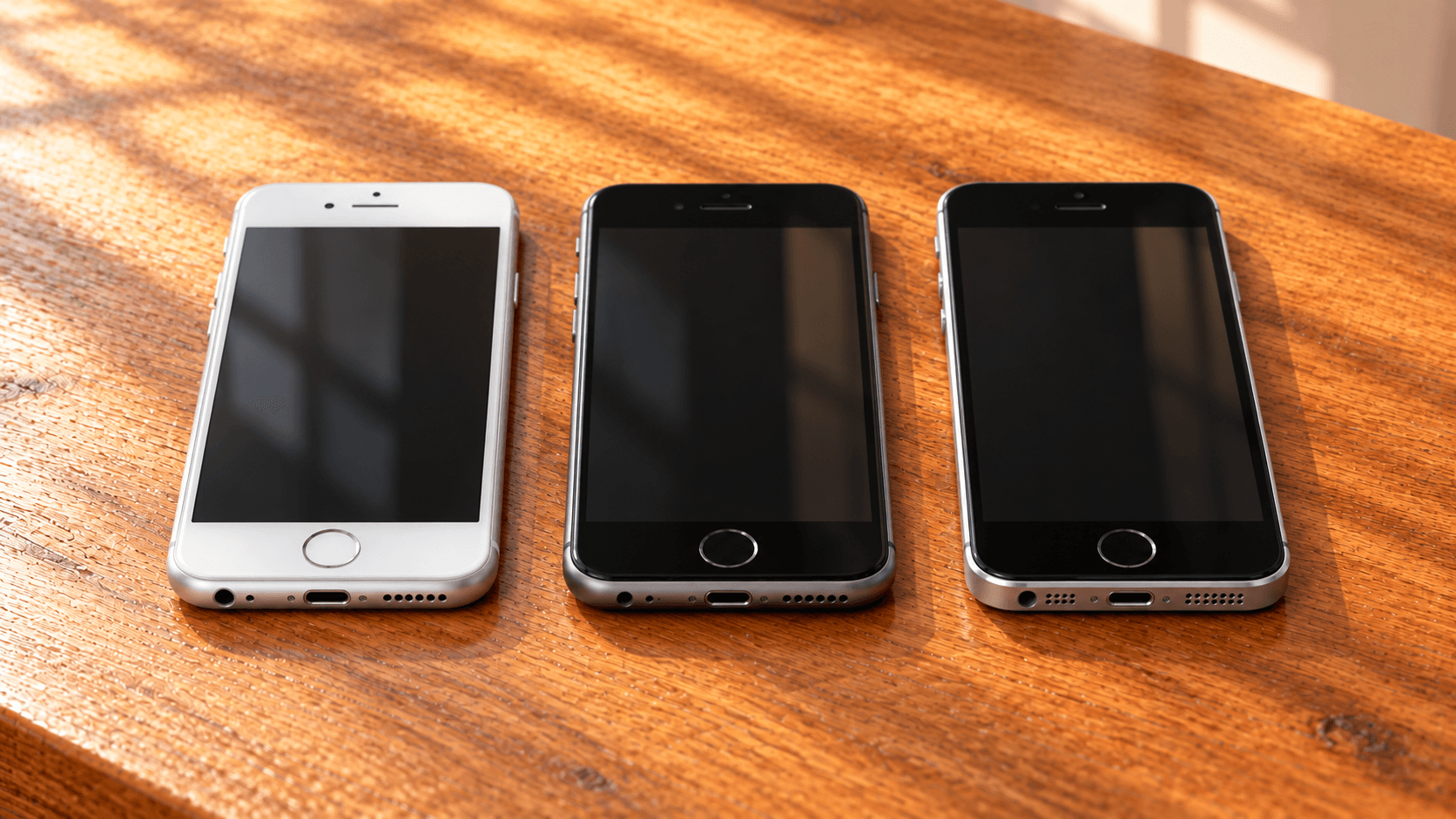ホームボタン付きのiPhoneを3台並べたイメージ（特定の機種を示すものではありません）