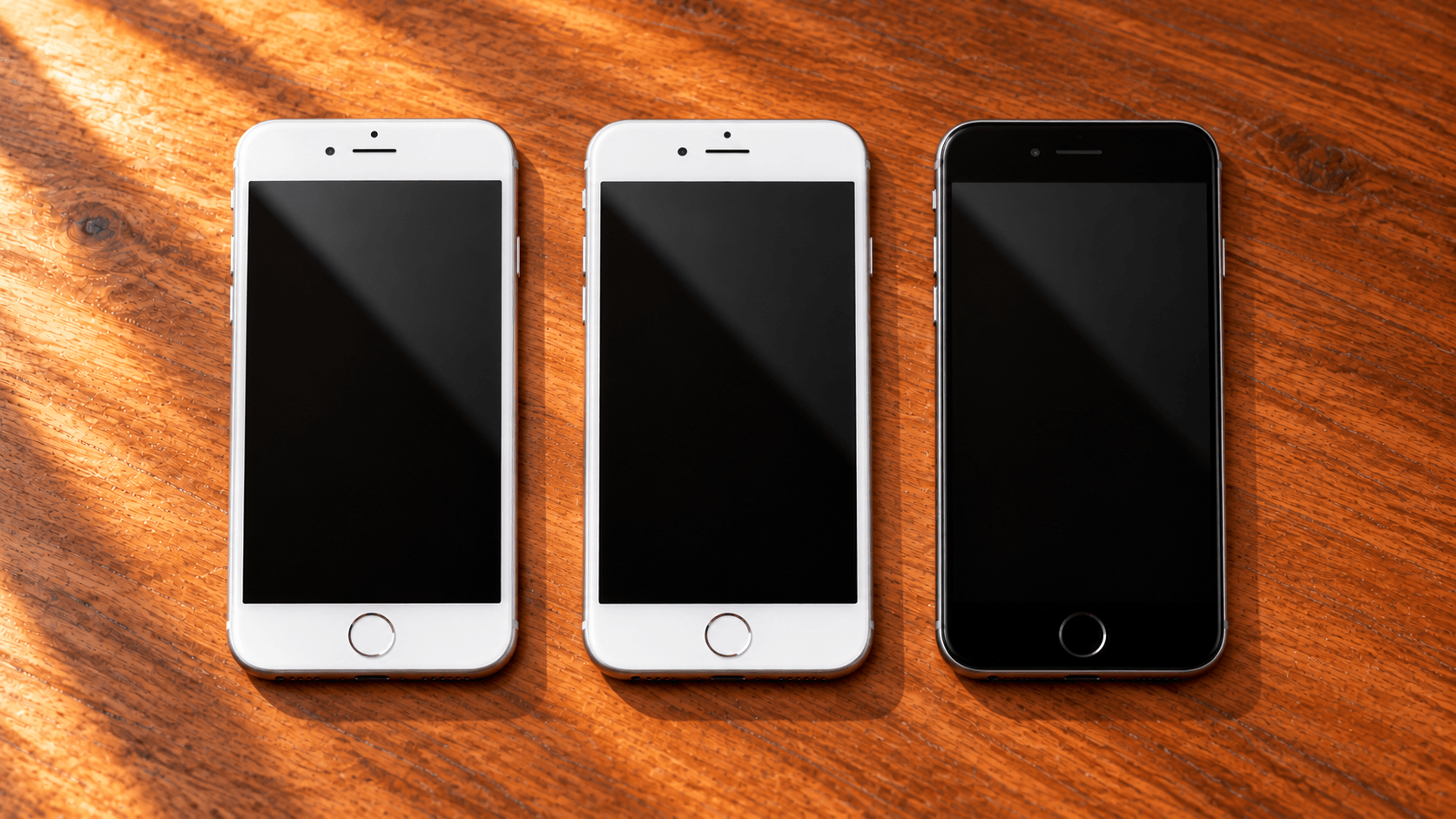 ホームボタン付きのiPhoneを3台、同じ大きさで並べたイメージ